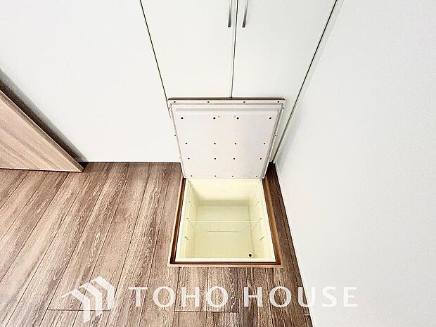 食品ストックや非常食・保存食の保管庫として活用できます。住まいの床下点検口としての役割もあります。