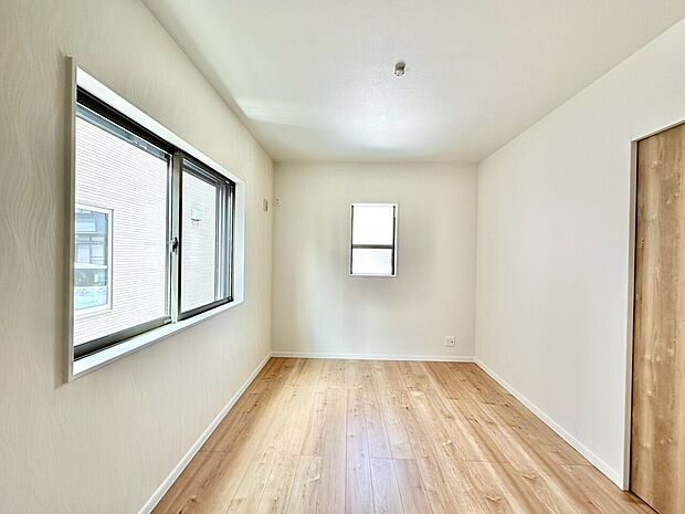 2面採光の居室。明るさの確保と、風の通り道ができることで換気のしやすいお家になっています。