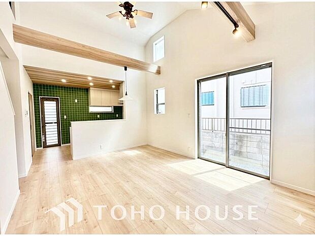 明るく穏やかな空気の中で飲んだり、食べたり、笑ったり。一日の中で多くの時間を過すことになるリビング。