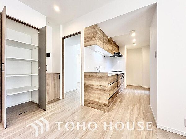 建物内部の収納には拘りました。共有部分に設けた収納。お荷物が多い方にも安心です。