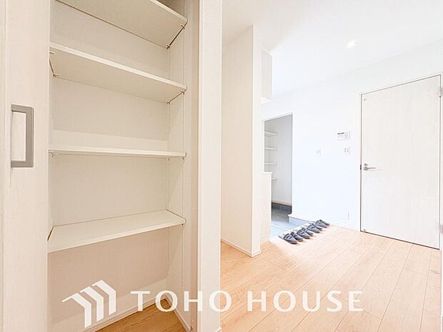 建物内部の収納には拘りました。共有部分に設けた収納。お荷物が多い方にも安心です。