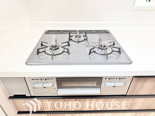 3口コンロは一度に複数のお料理を作ることができるメリットがあります。毎日のキッチンタイムを効率よく。