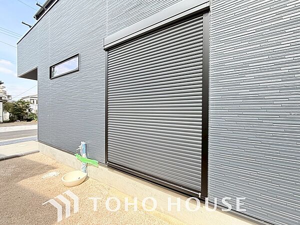 戸建にも防犯機能のシャッターを完備しております。寒い冬でも中から開閉がラクラクな所も便利です。