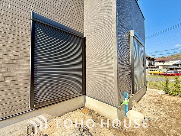 戸建にも防犯機能のシャッターを完備しております。寒い冬でも中から開閉がラクラクな所も便利です。