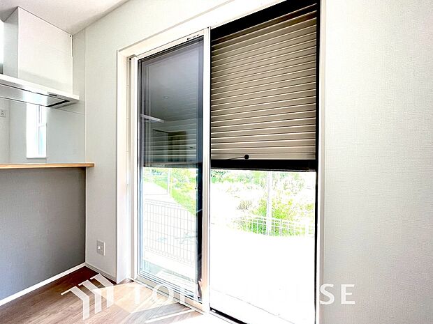 台風などの激しい雨風からお家を守るのはもちろん、空き巣対策などの防犯抑止や防音にも効果を発揮します。