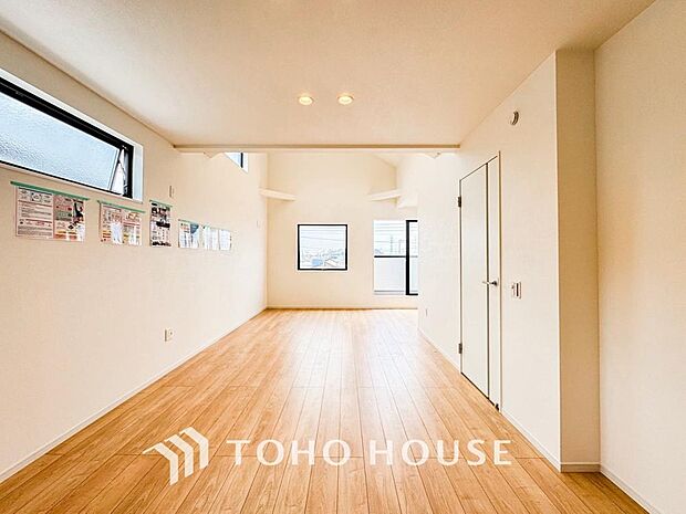 光と風が心地よい開放的なリビングは、自然と家族が集まる住まいの特等席です。家の中で一番明るく、使い勝手のよさにこだわった空間に仕上げています。家族みんながのびのびと過ごせる、開放感あふれる住まいです。