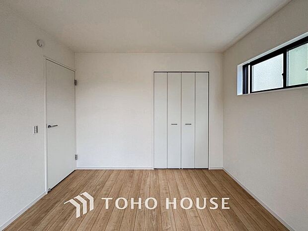 クローゼット完備で、家具配置がしやすいシンプルな居室。画像と現地では、お部屋の広さや天井高の開放感など、印象が大きく異なります。ぜひ現地に足を運んでいただき、ご自身の目で本当の魅力を確かめてください。