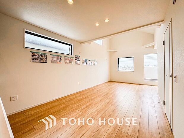 一日の中で多くの時間を過すことになるリビング。さわやかな「通風」と「採光」を存分に感じる事が出来る空間です。「ここに住むからこそ意味がある」そんな特別感に浸りながら、毎日をお過ごしいただきたい・・・。