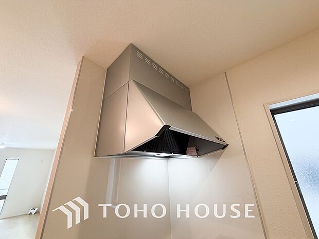 キッチンの換気扇はスタイリッシュなデザインで、日々のお手入れもラクラクな仕様となっております。