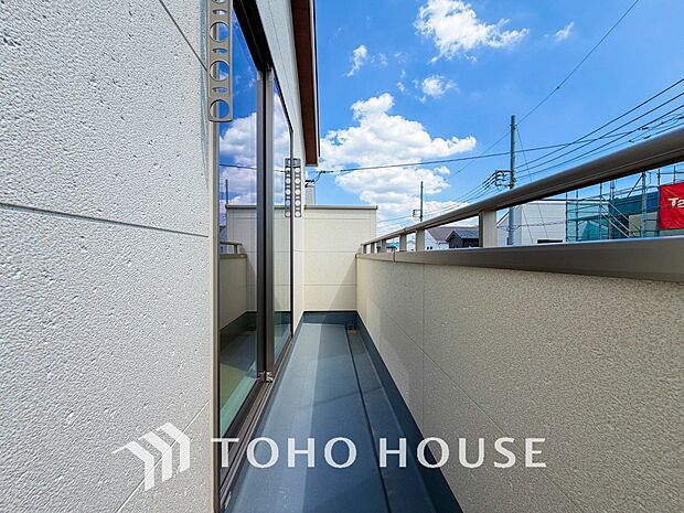 暖かい陽ざしが差込むバルコニーは、晴れた日には、洗濯物が良く乾きます。また、風通しも良好です。