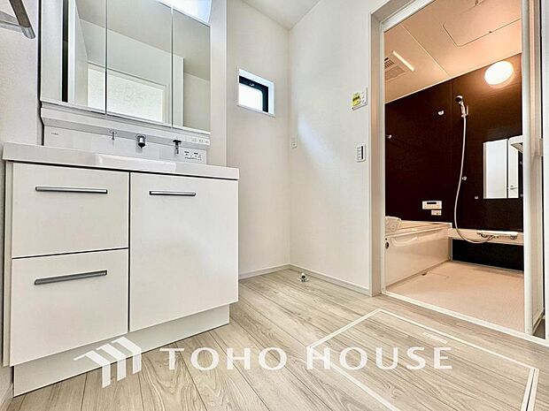 手で洗いたい大切な服など、広く使えると助かる洗面台は汚れの付きにくい形状と素材で造られております。