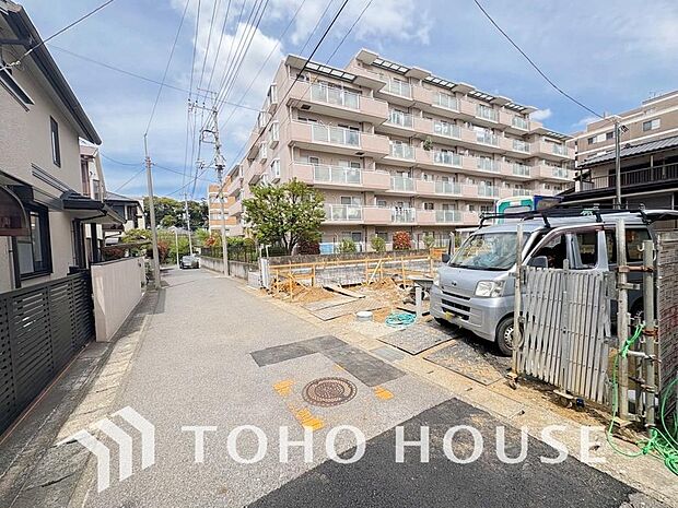 周辺環境とのコラボレーションにより明るく開放的な空間を演出しております。