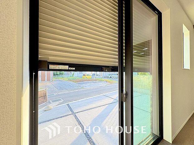 戸建にも防犯機能のシャッターを完備しております。寒い冬でも中から開閉が可能ですのでラクラクな所も便利です。