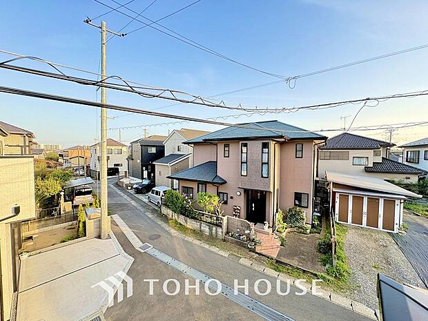 星空が地上に映りこむかのような夜景のきらめきまで、この街ならではの美しい風景の物語が室内に展開。