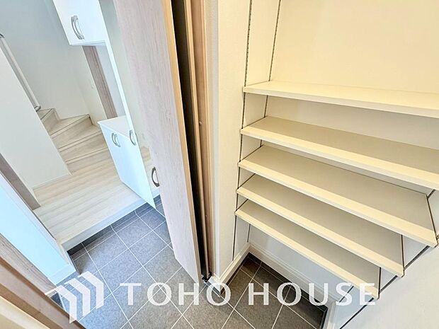 建物内部の収納にはこだわりを持ちました。共有部分に設置した収納スペースはお荷物の多い方にも安心です。