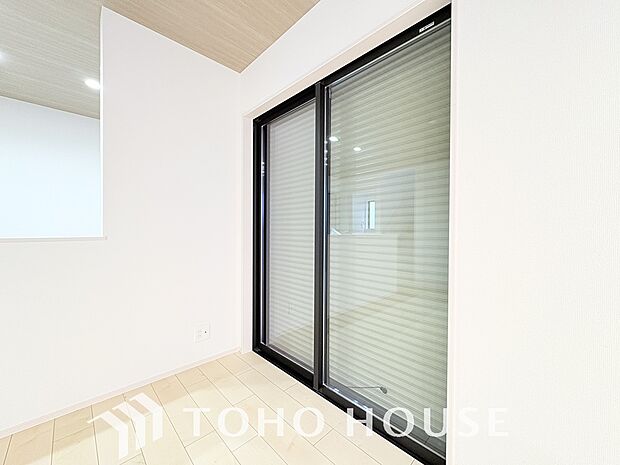 戸建にも防犯機能のシャッターを完備しております。寒い冬でも中から開閉が可能ですのでラクラクな所も便利です。