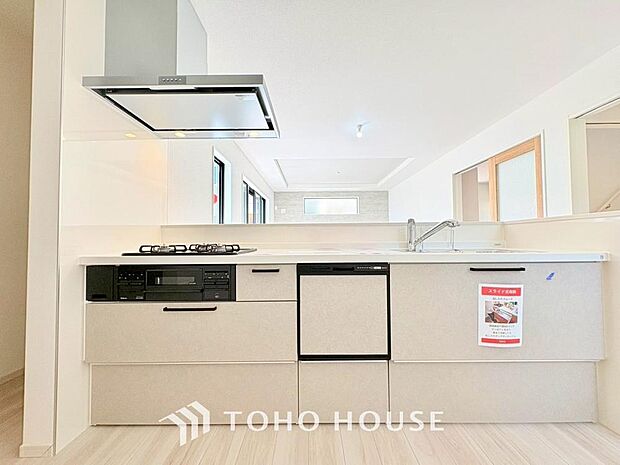 夫婦そろってキッチンに立っても調理がしやすく余裕の広さ。家事をしながら会話も弾みます。