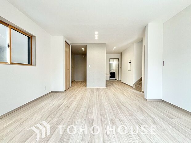 光が注がれる青い空から鮮やかに赤色にゆっくりと染まる。そんな優しい時間がここでは流れてゆく。