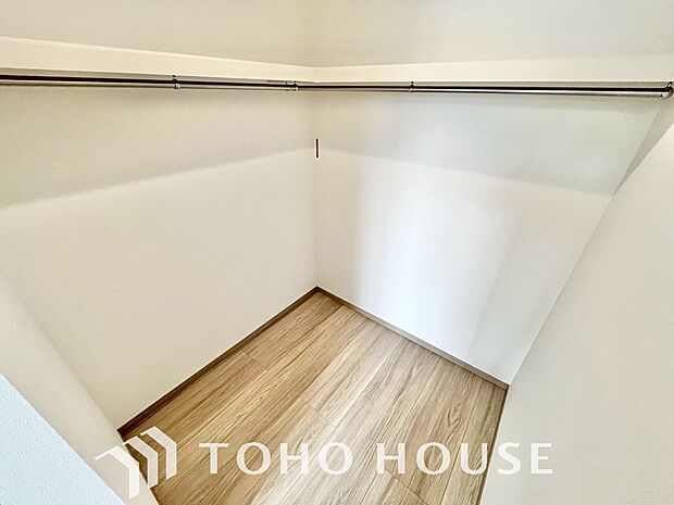 大容量のウォークインクローゼット。大きさ&広さの感覚が画像では伝わりづらいので是非現地をご覧下さい。