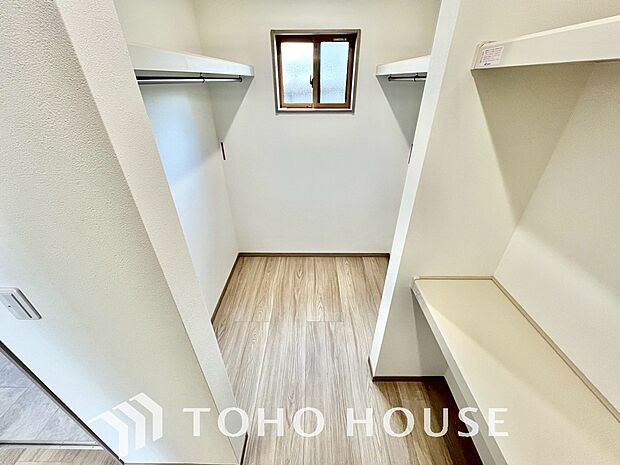 建物内部の収納には拘りました。共有部分に設けた収納。お荷物が多い方にも安心です。