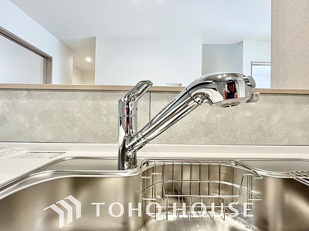 ワンタッチで浄水と原水を切り替えできる浄水器一体型水栓は水道水に含まれる有害物質を除去してくれます。