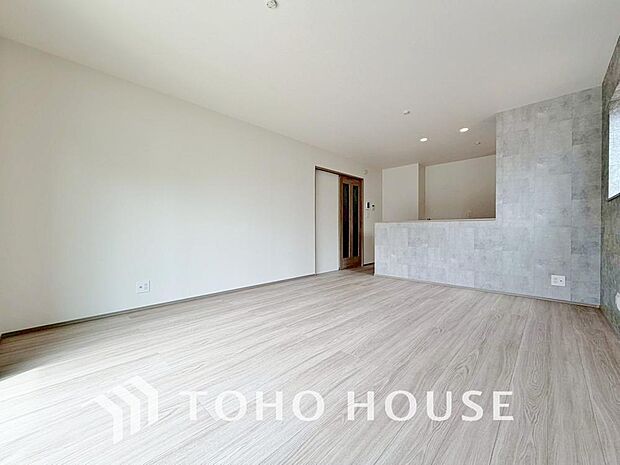 光が注がれる青い空から鮮やかに赤色にゆっくりと染まる。そんな優しい時間がここでは流れてゆく。