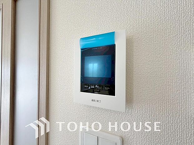 誰が来てもわかる様にモニター付きインターホンを設置。家事導線を考慮した個所に設置し、防犯性と利便性に優れ快適と安らぎを合わせた優しい設計。