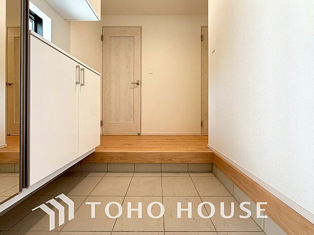 毎日みんなを見送り、そして迎え入れる場所だから。帰りたくなる家をテーマに設計した、自慢の玄関です。