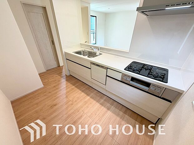 美しく使いやすいキッチン空間。優しい温もりを醸し出すキッチンは料理の為の配慮を随所に注ぎました。