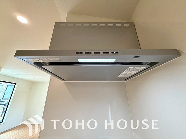 調理中の煙や臭いを効率的に排出し、キッチン空間を清潔に保ちます。