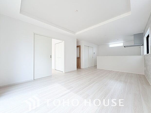 通風と採光を考慮したリビングは地域の鼓動を感じながらお寛ぎ頂くことが可能です。