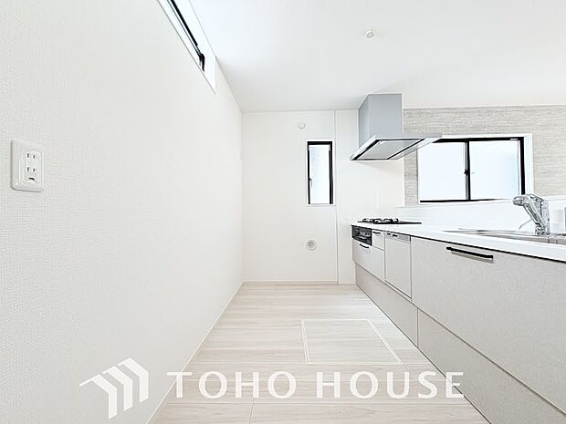 美しく使いやすいキッチン空間。優しい温もりを醸し出すキッチンは料理の為の配慮を随所に注ぎました。