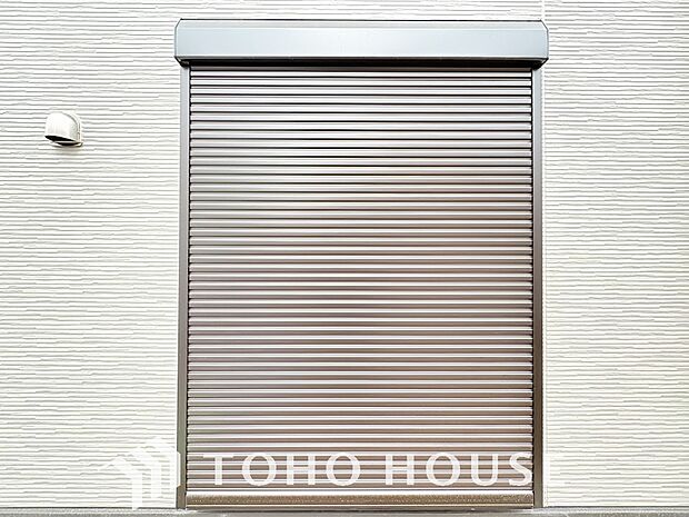 戸建にも防犯機能シャッターを完備しております。寒い冬でも中から開閉が可能ですのでラクラクな所も便利です。