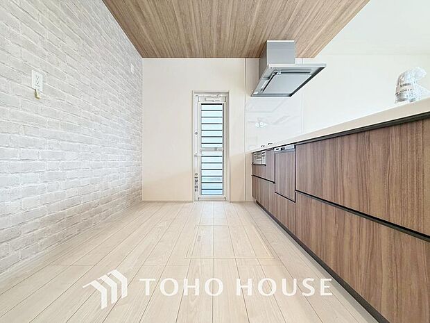 家族みんなでゆったりと調理や食事の準備ができる十分な広さを確保した、快適なキッチンスペース。