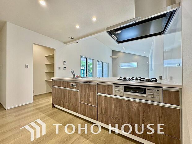 キッチンの収納は、デッドスペースになりやすい箇所を有効活用できる、スライド式収納を採用しました。