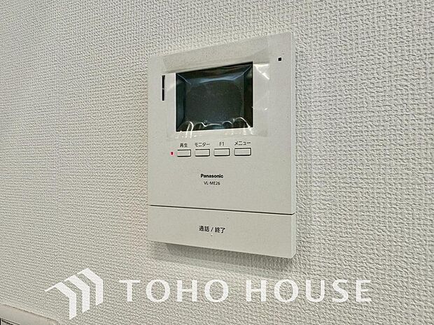 誰が来てもわかる様にモニター付きインターホンを設置。家事導線を考慮した個所に設置し、防犯性と利便性に優れ快適と安らぎを合わせた優しい設計。