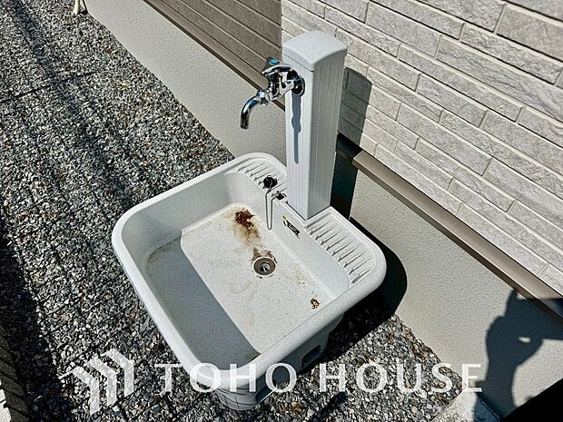 お車の手入れや外周りのお手入れの際にあると便利な立水栓がございます。