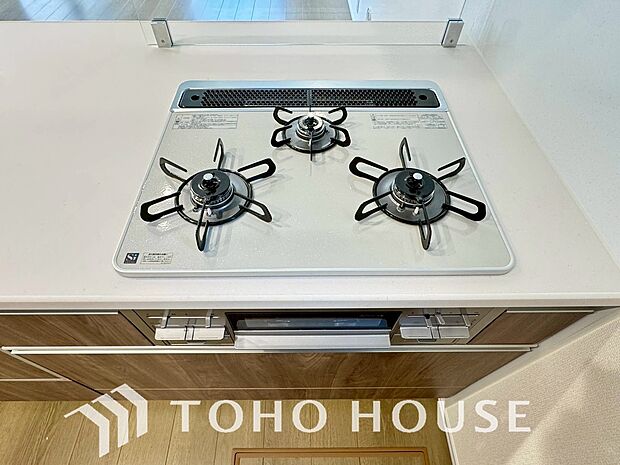 3口コンロは一度に複数のお料理を作ることができるメリットがあります。毎日のキッチンタイムを効率よく。