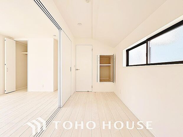一日の疲れを優しく癒してくれる主寝室は、まるで時を忘れてゆったりと過ごせる特別な空間となります。