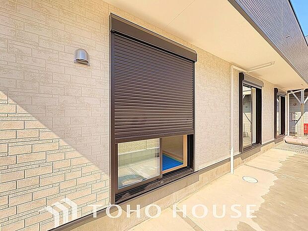 戸建にも防犯機能のシャッターを完備しております。寒い冬でも中から開閉が可能ですのでラクラクな所も便利です。
