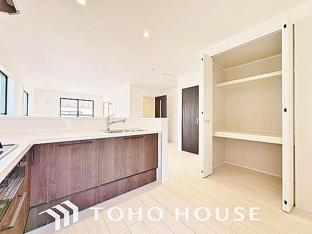 美しく使いやすいキッチン空間。優しい温もりを醸し出すキッチンは料理の為の配慮を随所に注ぎました。