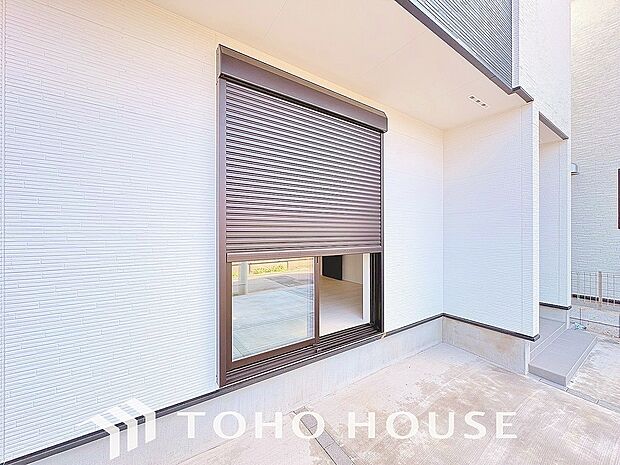 戸建にも防犯機能のシャッターを完備しております。寒い冬でも中から開閉が可能ですのでラクラクな所も便利です。