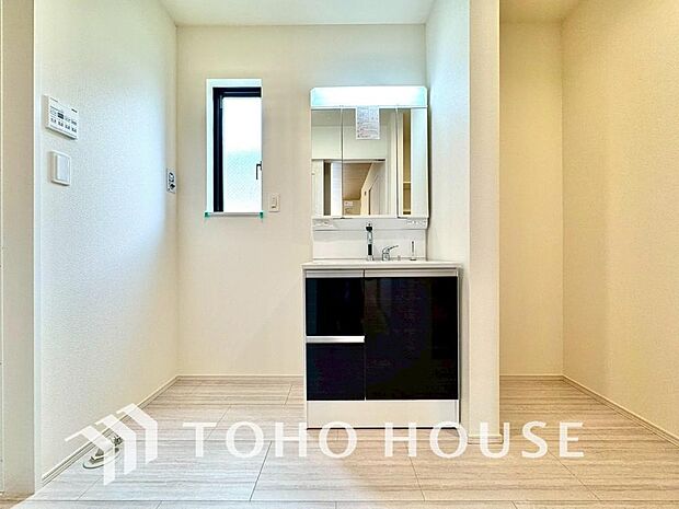 収納もさる事ながら、朝の慌ただしい時間もホテルライクなスペースで余裕とゆとりを感じて頂けます。