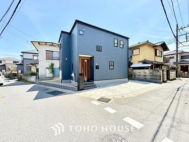 街並みの風景に包み込まれながら、瀟洒な印象も湛えて佇みます。