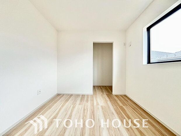 一日の疲れを癒やしてくれる主寝室。時を忘れて過ごす場所として過ごせるお部屋。