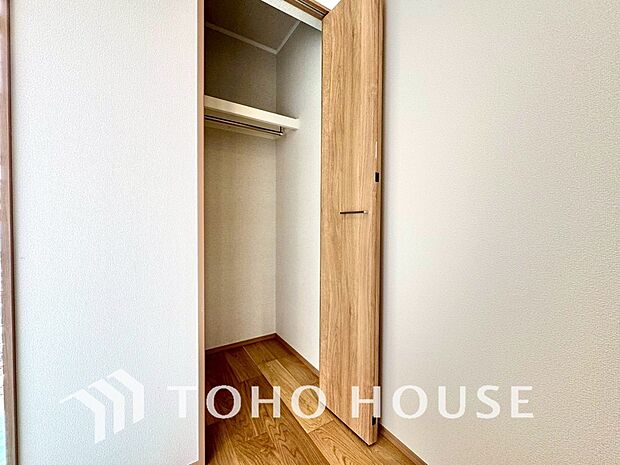建物内部の収納には拘りました。共有部分に設けた収納。お荷物が多い方にも安心です。