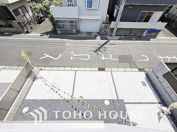 ゆったりとした駐車スペースを確保いたしましたので、大きめのお車でも駐車可能です。