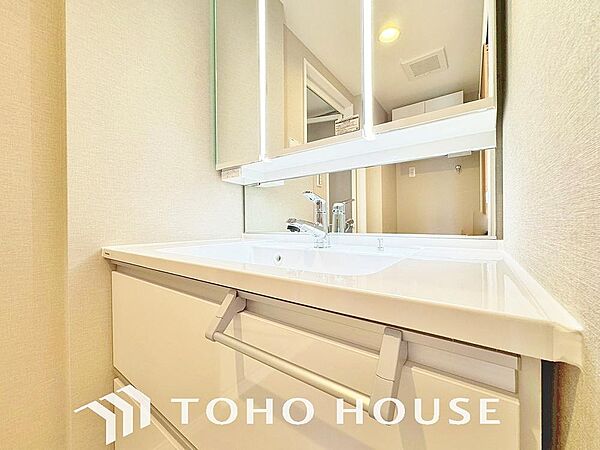 手で洗いたい大切な服など、広く使えると助かる洗面台は汚れの付きにくい形状と素材で造られております。