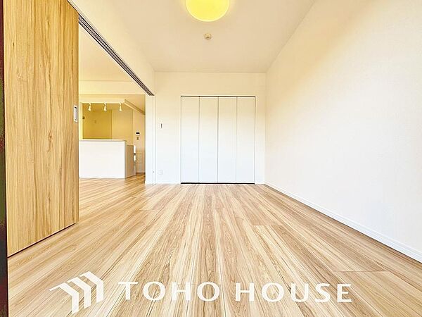 光が注がれる青い空から鮮やかに赤色にゆっくりと染まる。そんな優しい時間がここでは流れてゆく。