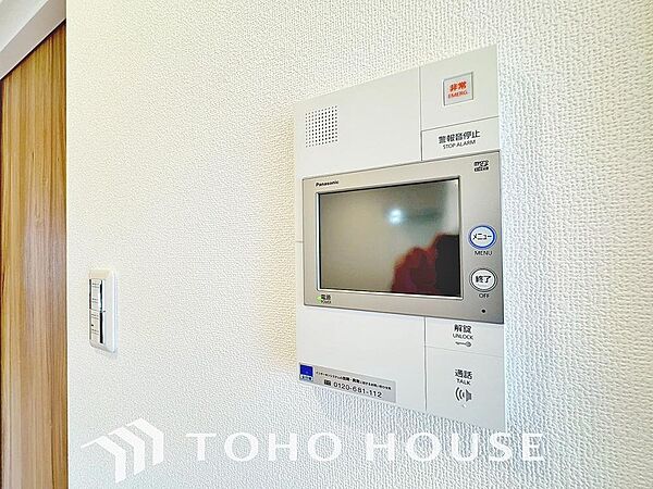 誰が来てもわかる様にモニター付きインターホンを設置。家事導線を考慮した個所に設置し、防犯性と利便性に優れ快適と安らぎを合わせた優しい設計。
